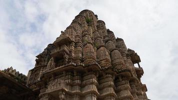 close-up imagem gopinath templo de rajasthan no meio das montanhas foto