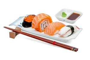 nigiri sushi conjunto com pauzinhos e prato estilo japonês isolado no fundo branco, inclui traçado de recorte foto