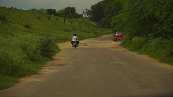 duas pessoas em uma bicicleta na estrada foto