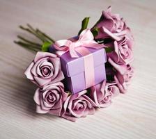 rosas violeta e caixa de presente foto
