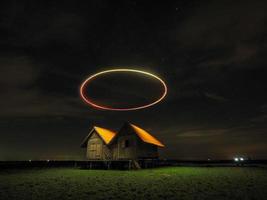 círculo de luz sobre a casa foto