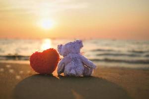 urso com coração vermelho de artesanato na praia foto