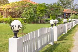 lâmpada branca na cerca com fundo desfocado do jardim do quintal