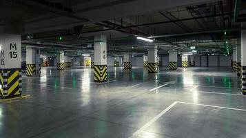 garagem, interior subterrâneo com alguns carros estacionados