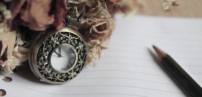 relógio de bolso vintage com roose seco foto