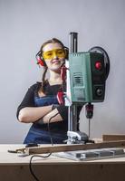 carpinteiro feminino e máquina de perfuração.