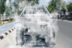 roda de fiar de carro off-road queima borracha no chão foto