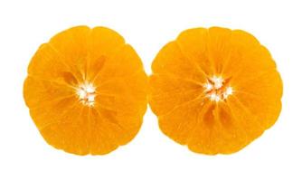 metade da laranja isolada no fundo branco, fruta tailandesa foto