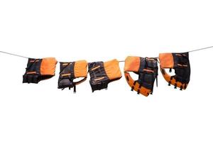 colete salva-vidas laranja preto na corda, fundo branco isolado, traçado de recorte foto