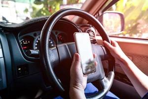 mulheres usam telefones celulares em carros. foto