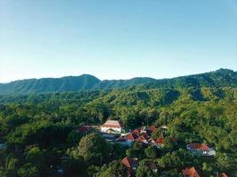belas vistas aéreas, panoramas naturais em aldeias indonésias. foto