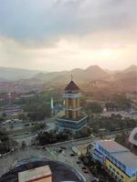 bela vista aérea, torre sabilulungan em bandung, oeste de java-indonésia. foto