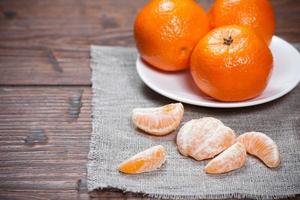 tangerinas na mesa de madeira foto