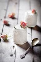 iogurte grego de sabor rosa em uma jarra de vidro com rendas