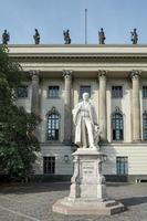 berlim, alemanha, 2014. estátua de helmholtz fora da universidade de humboldt em berlim foto