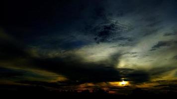 foto do céu de manhã cedo enquanto o sol está nascendo no céu