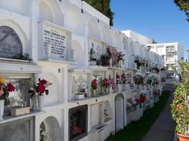 casares, andalucia, espanha - 5 de maio. vista do cemitério em casares espanha em 5 de maio de 2014 foto