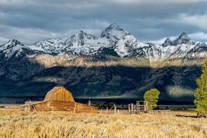 jackson, wyoming, eua - 30 de setembro vista de um celeiro de madeira no mormon row perto de jackson wyoming em 30 de setembro de 2013 foto