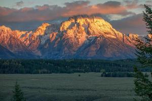 Wyoming, EUA. vista da cordilheira do grand teton do mirante do rio snake foto