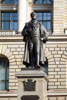 berlim alemanha, 2014 estátua de agosto fuerst von hardenberg fora do edifício do parlamento estadual de berlim em berlim foto