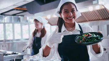 grupo de alunas se divertindo aprendendo a cozinhar. estudantes do sexo feminino em uma aula de culinária. foto