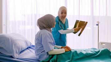 médica muçulmana analisando a doença ao paciente no quarto do hospital.
