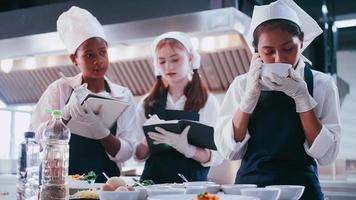 grupo de alunas se divertindo aprendendo a cozinhar. estudantes do sexo feminino em uma aula de culinária. foto