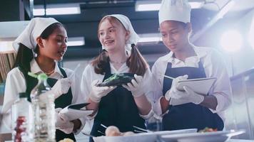 grupo de alunas se divertindo aprendendo a cozinhar. estudantes do sexo feminino em uma aula de culinária. foto