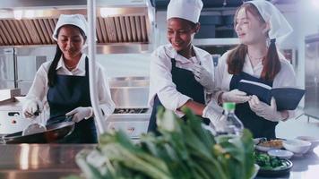 grupo de alunas se divertindo aprendendo a cozinhar. estudantes do sexo feminino em uma aula de culinária. foto