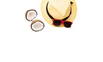 objetos de verão. chapéu, óculos de sol, coco. fundo de verão isolado no branco. vista do topo foto