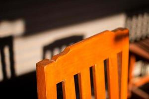 cadeira com luz solar e sombra de cadeira. use um número f largo para torná-lo bonito. foto