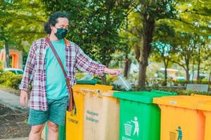 homem asiático tomando café com paisagens naturais foto