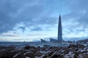 centro lakhta no fundo de um céu nublado dramático e uma tempestade no golfo da finlândia. foto