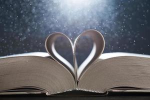 o mundo mágico da leitura de livro mágico com páginas que se transformam em coração. o fundo em desfoque. foto
