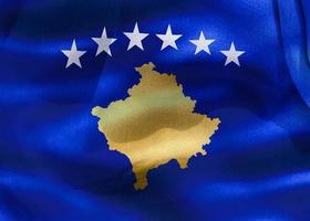 ilustração 3D de uma bandeira do Kosovo - bandeira de tecido acenando realista foto