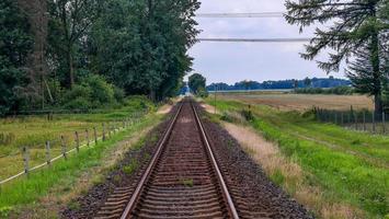 vários trilhos de trem com junções em uma estação ferroviária em perspectiva e vista de pássaros foto