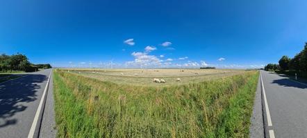 vista panorâmica sobre moinhos de vento de energia alternativa em um parque eólico no norte da europa foto