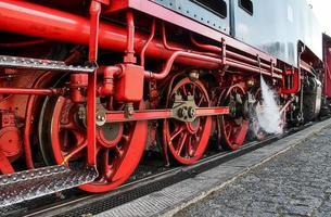 locomotiva a vapor antiga em preto e vermelho foto