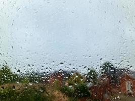 gotas de chuva escorrendo pela janela do carro em uma vista de perto. foto