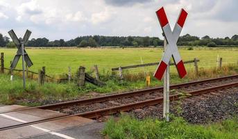 vários trilhos de trem com junções em uma estação ferroviária em perspectiva e vista de pássaros foto