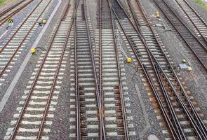 vários trilhos de trem com junções em uma estação ferroviária em perspectiva e vista de pássaros foto