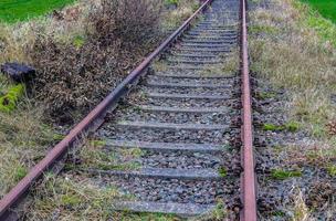 vários trilhos de trem com junções em uma estação ferroviária em perspectiva e vista de pássaros foto