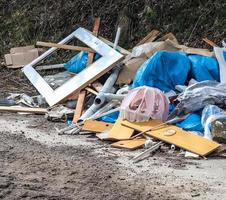 poluição ambiental encontrada em uma rua onde alguém jogou seu lixo foto