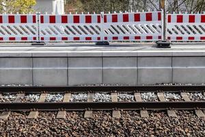 vários trilhos de trem com junções em uma estação ferroviária em perspectiva e vista de pássaros foto