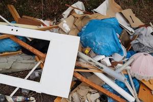 poluição ambiental encontrada em uma rua onde alguém jogou seu lixo foto