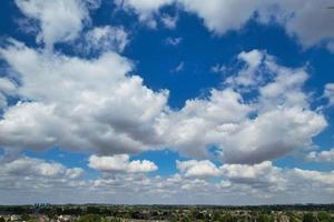 belas nuvens sobre a cidade britânica, pôr do sol foto