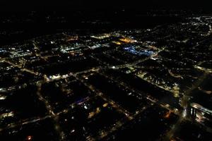 vista aérea noturna da cidade britânica iluminada. imagens de drone da cidade de luton da inglaterra à noite foto