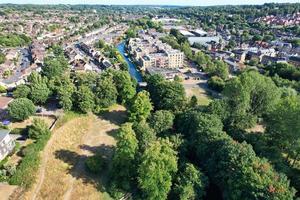 vista aérea do lado do rio e barcos na cidade de hemel hempstead da inglaterra, reino unido foto