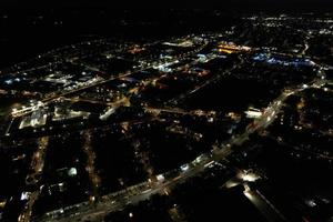 imagens aéreas noturnas da cidade de luton da inglaterra foto