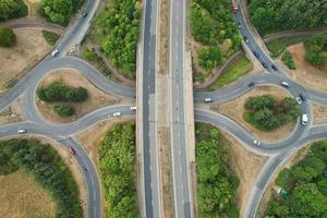 bela vista aérea das auto-estradas britânicas e estradas com tráfego foto